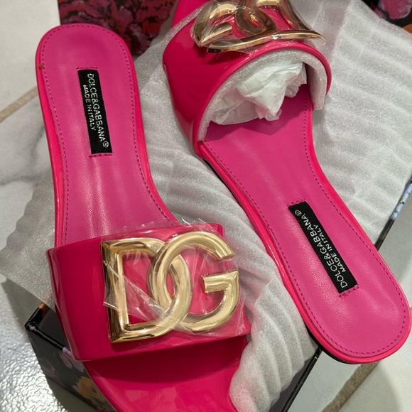 Dolce & Gabbana flats in a size 40 / 9 but fits like a 8 1/2 - Picture 3 of 3